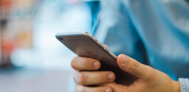 3 طرق آمنة لتنظيف شاشة الآيفون جيدا.. تحافظ عليه من التلف