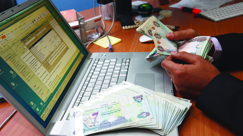 متعاملون يشكون ارتفاع الفوائد والرسوم الخاصة بتطبيقات «الكاش السريع»