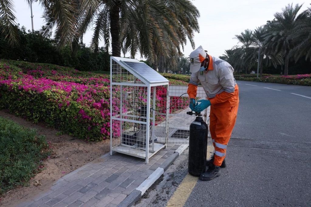 تركيب 90 مصيدة ذكية لمكافحة البعوض في الشارقة