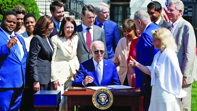 إدارة بايدن تتوسع في اتخاذ «إجراءات تنفيذية» لعرقلة خطط ترامب