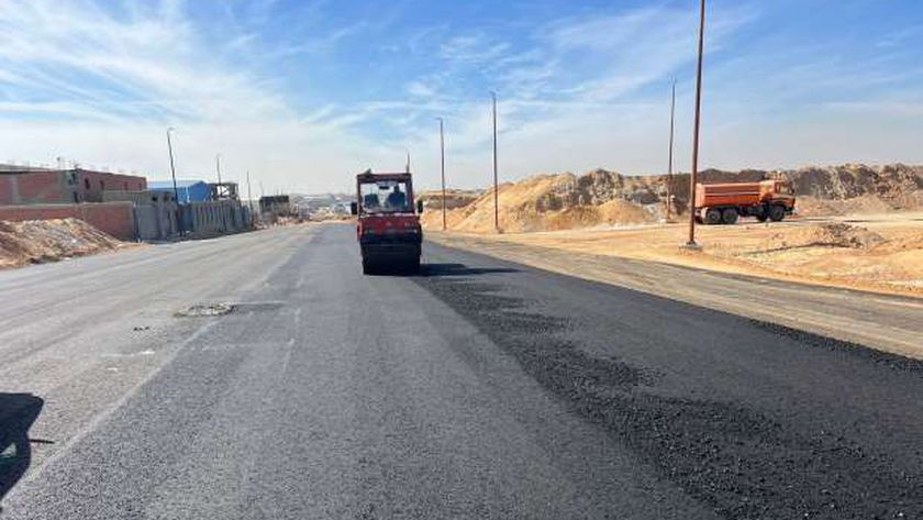 رئيس جهاز العاشر: رصف الطرق بالمنطقة الصناعية 710 أفدنة وفق أحدث المعايير