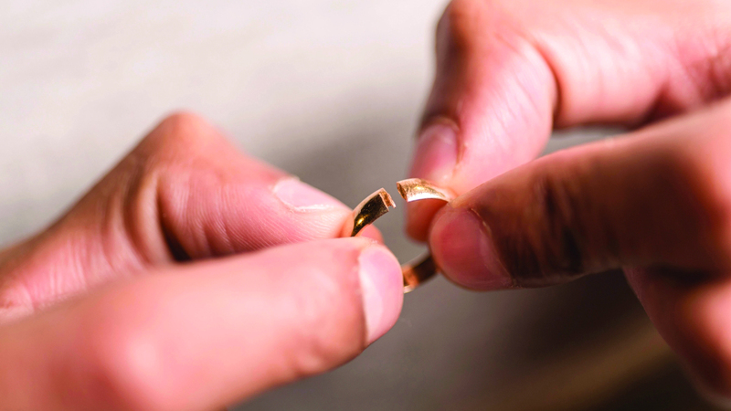 التدخل المستمر في الحياة الزوجية للابن.. إنذار بالطلاق