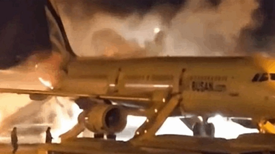 اشتعال النيران في طائرة بمطار كوري جنوبي