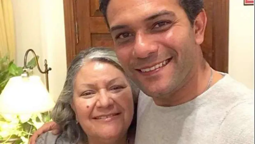 صدمة وقلق وفخر.. والدة آسر ياسين تروي قصة مرضها بسبب تمثيل ابنها