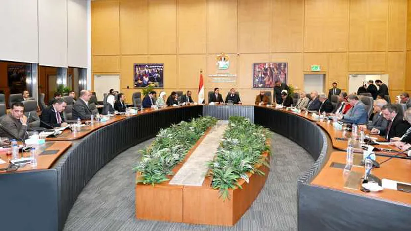 وزير الإسكان يعقد اجتماعا مع عدد من أعضاء مجلسي النواب والشيوخ