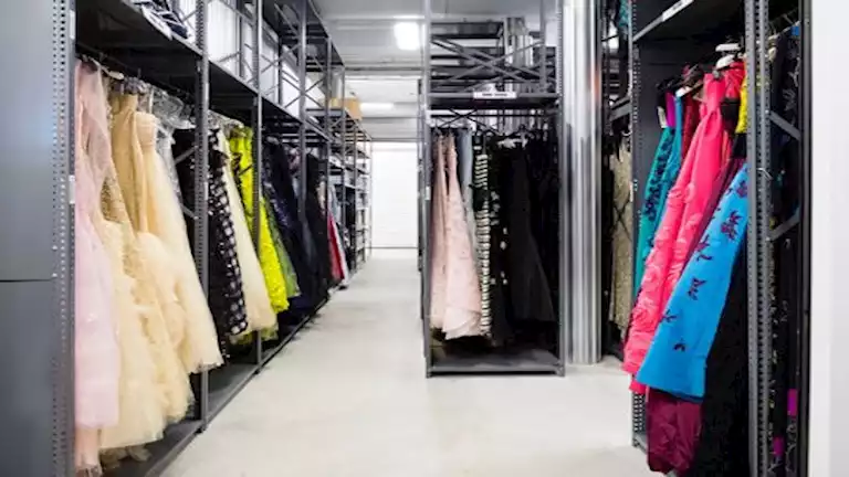 ماذا يحدث لفساتين النجمات بعد ارتدائها على السجادة الحمراء؟