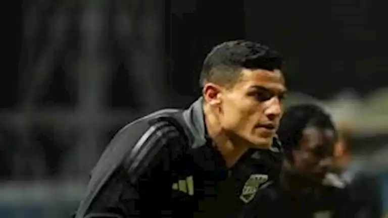 قصة صورة نادرة لمصطفى العش بقميص الأهلي قبل توقيعه