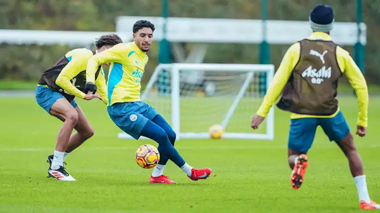 5 صور لاستقبال لاعبي مان سيتي لعمر مرموش