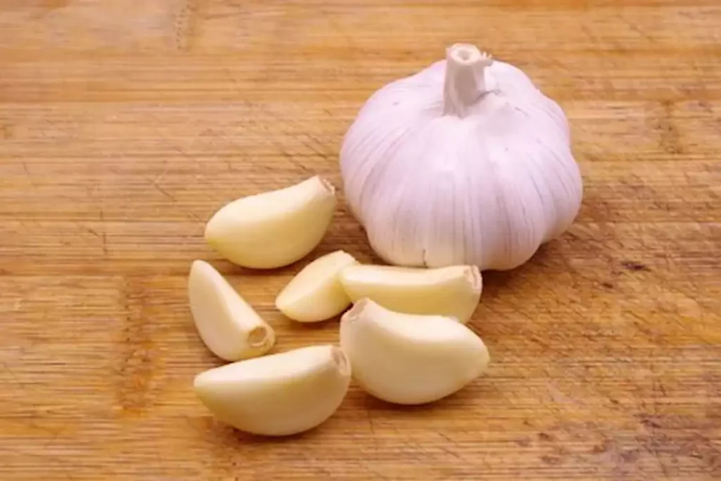 ما الذي يحدث لجسمك عند تناول فص من الثوم صباحاً؟