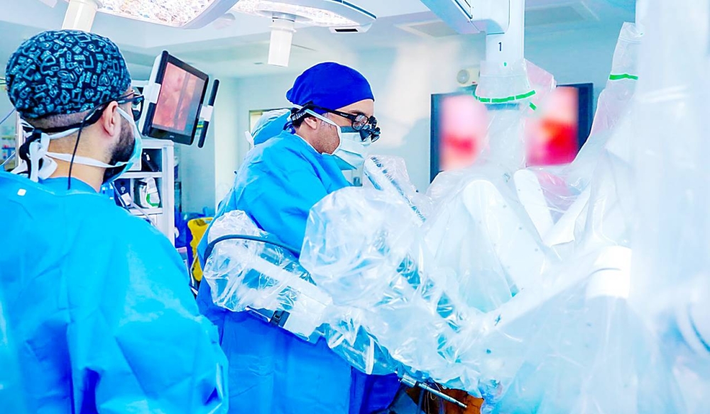 لأول مرة في العالم.. «التخصصي»: زرع مضخة قلب اصطناعية باستخدام الروبوت