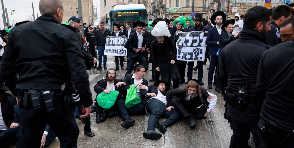 تجنيد «الحريديم» والفشل العسكري يرعب نتنياهو.. والاستقالات تضرب حكومته