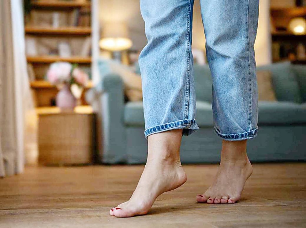 المشي حافياً في المنزل ضار للقدمين