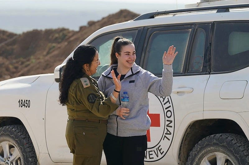 حماس تسلم إسرائيليين و5 تايلانديين