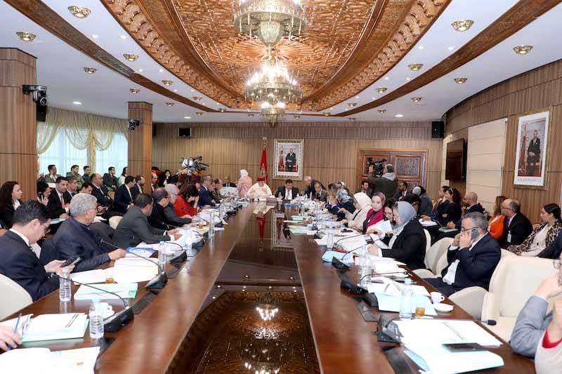 الحكومة تقبل تخفيض “آجال الإضراب” وتحتفظ بمبدأ “الأجر مقابل العمل”