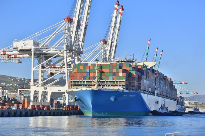 ميناء طنجة المتوسط يتخطى حاجز مناولة 10 ملايين حاوية خلال سنة 2024