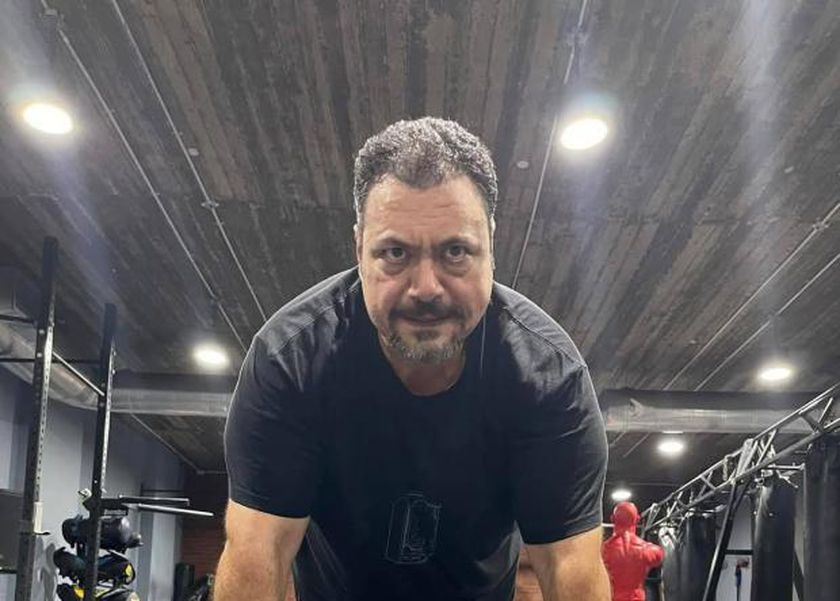 طبيب يكشف سر خسارة مراد مكرم الوزن بشكل كبير.. هل ينجح النظام الغذائي والرياضة؟