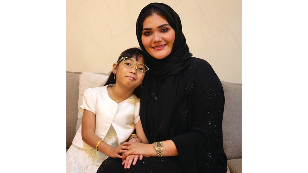 الأم الحاضنة نرجس البلوشي: «عائشة» ابنتي.. مفتاح جنتي