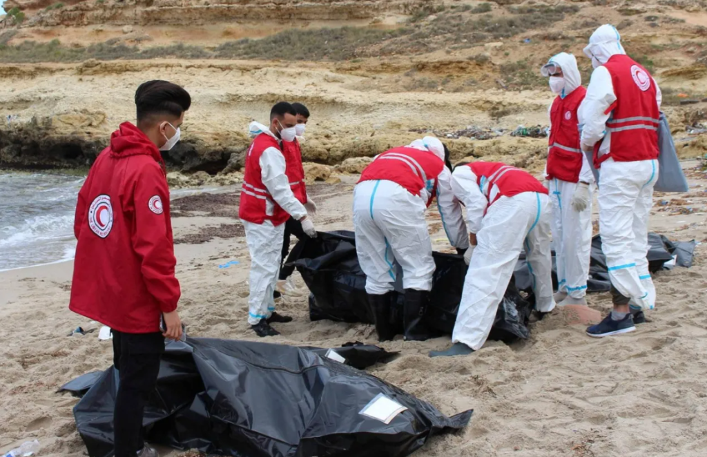 انتشال 29 جثة لمهاجرين من موقعين في ليبيا