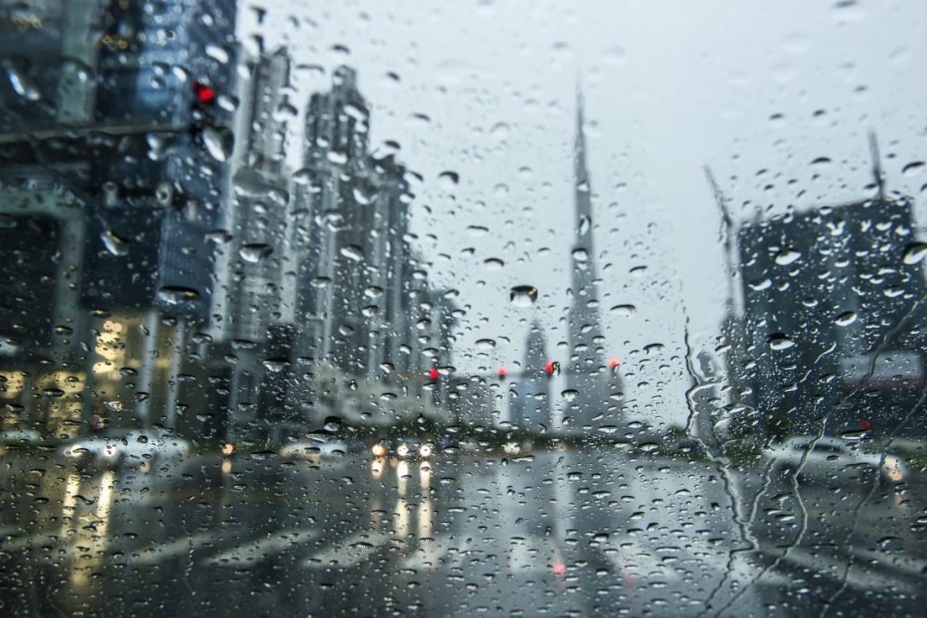 طقس الإمارات… نزول أمطار الخير على بعض مناطق الدولة
