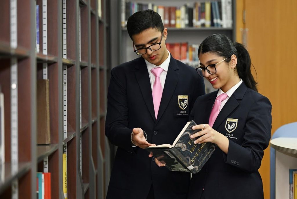 منح دراسية جامعية للطلبة بقيمة 777 مليون درهم