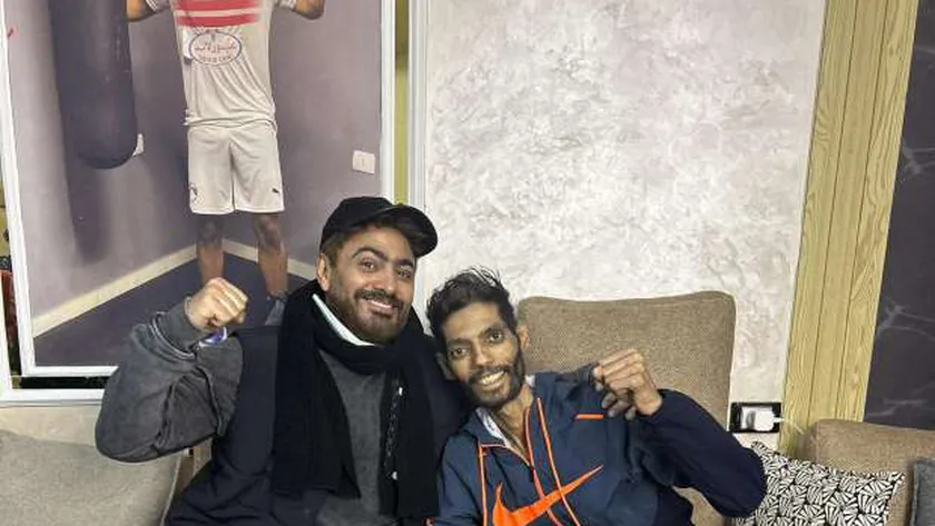 بعد إعلان تكفله بعلاجه.. تامر حسني يزور إبراهيم شيكا لاعب الزمالك السابق
