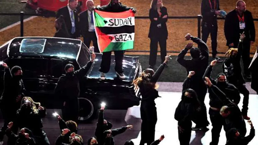 رفع علم فلسطين والسودان ومغادرة ترامب المفاجئة.. أبرز أحداث مباراة السوبر بول