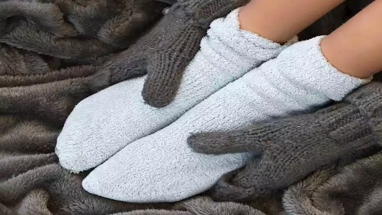 لماذا يشعر البعض ببرودة القدمين باستمرار؟