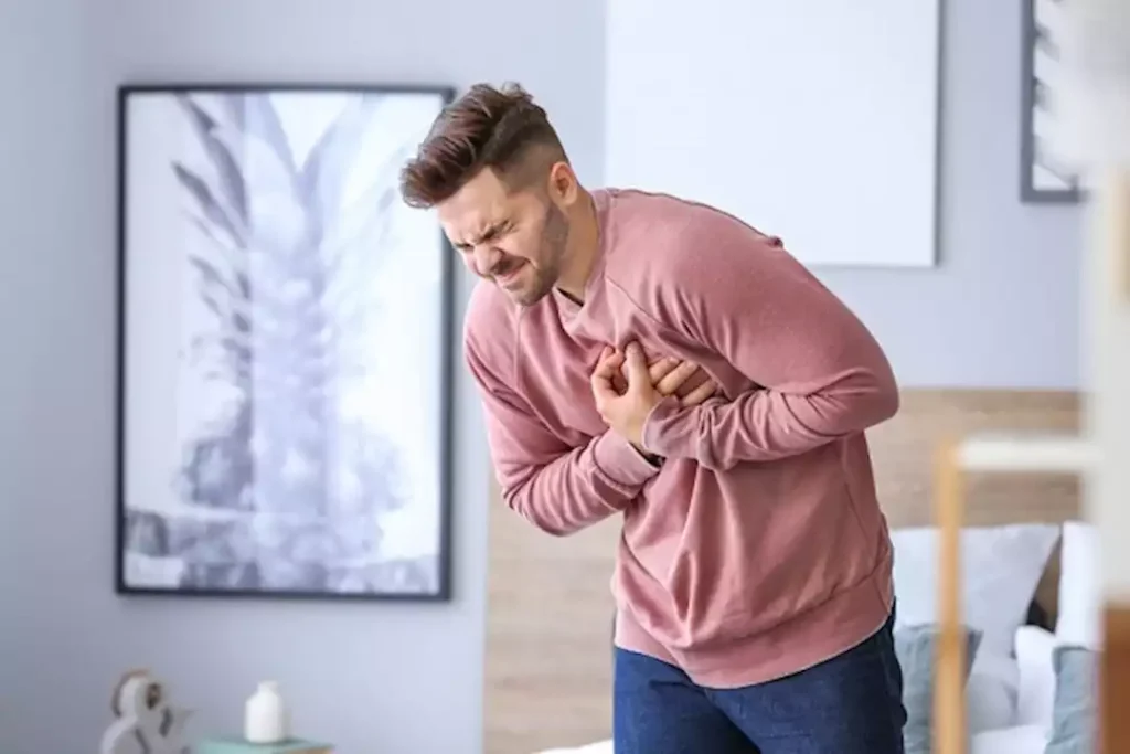 حسام موافي يحذر من نغزات الصدر: علامة على أمراض خطيرة