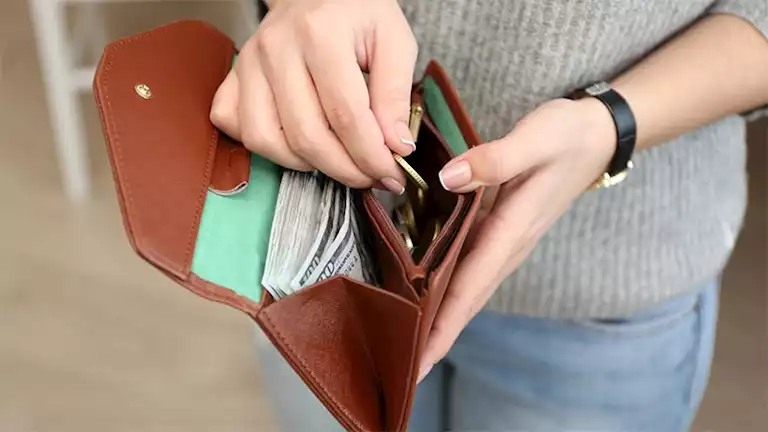 هل يجوز لي أن أتصدق من مال زوجي دون علمه؟.. الأزهر للفتوى يوضح