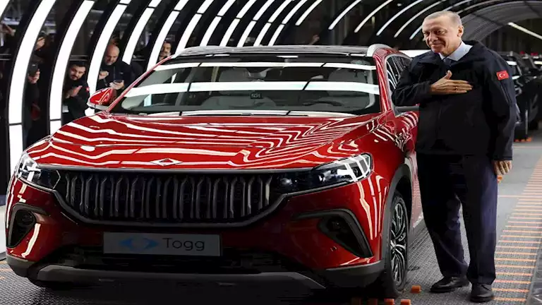 آخرهم أمير الكويت| أردوغان يواصل إهداء زعماء العالم السيارة توج