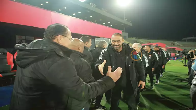 غياب محمد رمضان وحضور شوقي على دكة بدلاء الأهلي في مباراة غزل المحلة (فيديو)