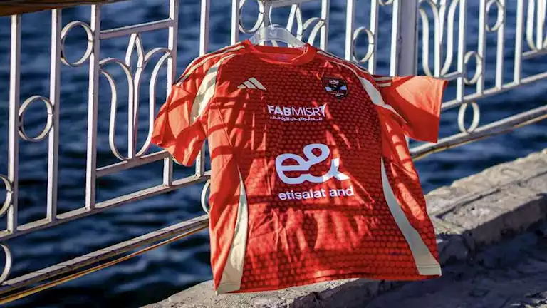 “احنا الأساس”.. قميص الأهلي على نيل الأقصر (صور)