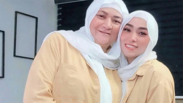 “كل سنة وأنتي منورة حياتي”.. زيزي عادل تهنيء والدتها بعيد ميلادها