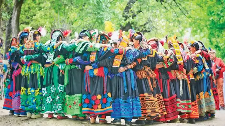 أحلى نساء الدنيا.. 20 صورة لـ قبيلة نساؤها الأجمل في العالم