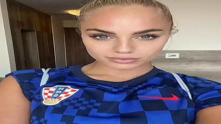 “أجمل لاعبة كرة قدم في العالم” تغادر ناديها بعد اعترافها.. ما القصة؟