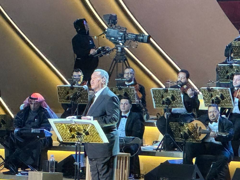 محمد عبده يكشف لـ«عكاظ» عن عمل مكبّل جديد