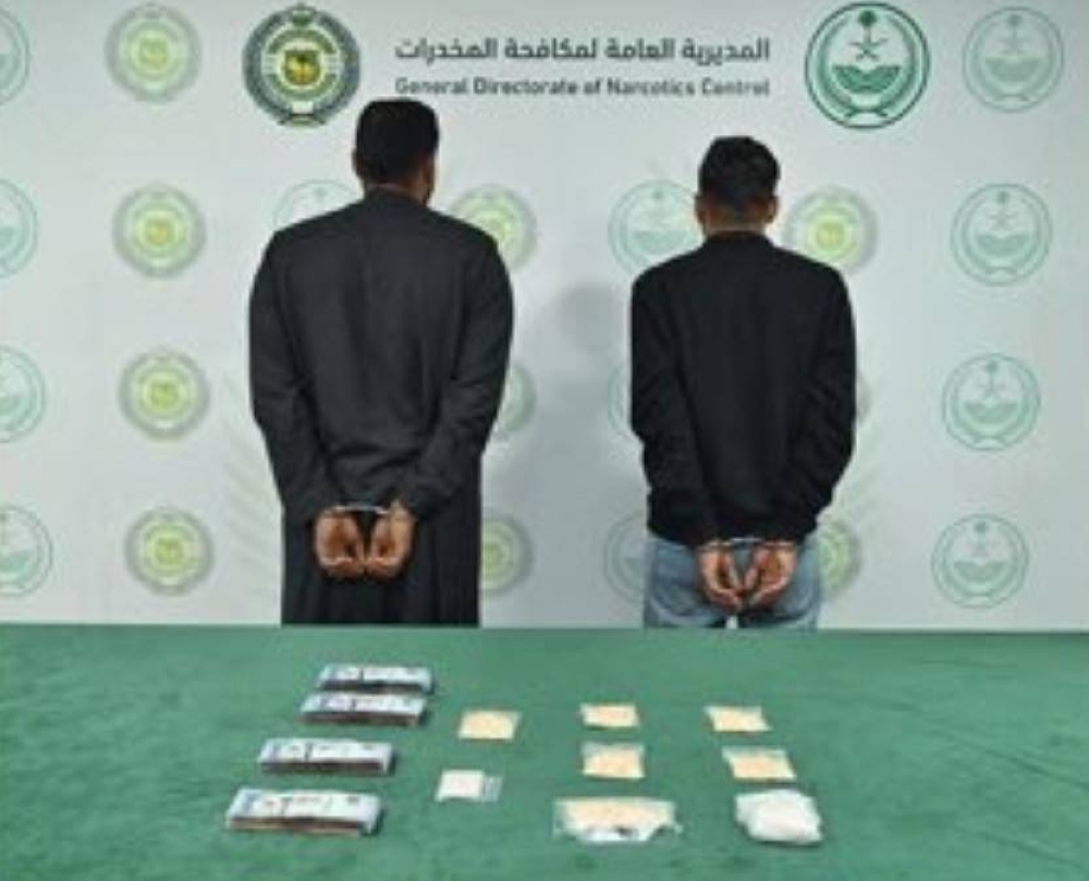 تبوك: القبض على شخصين لترويجهما 1803 أقراص «إمفيتامين»