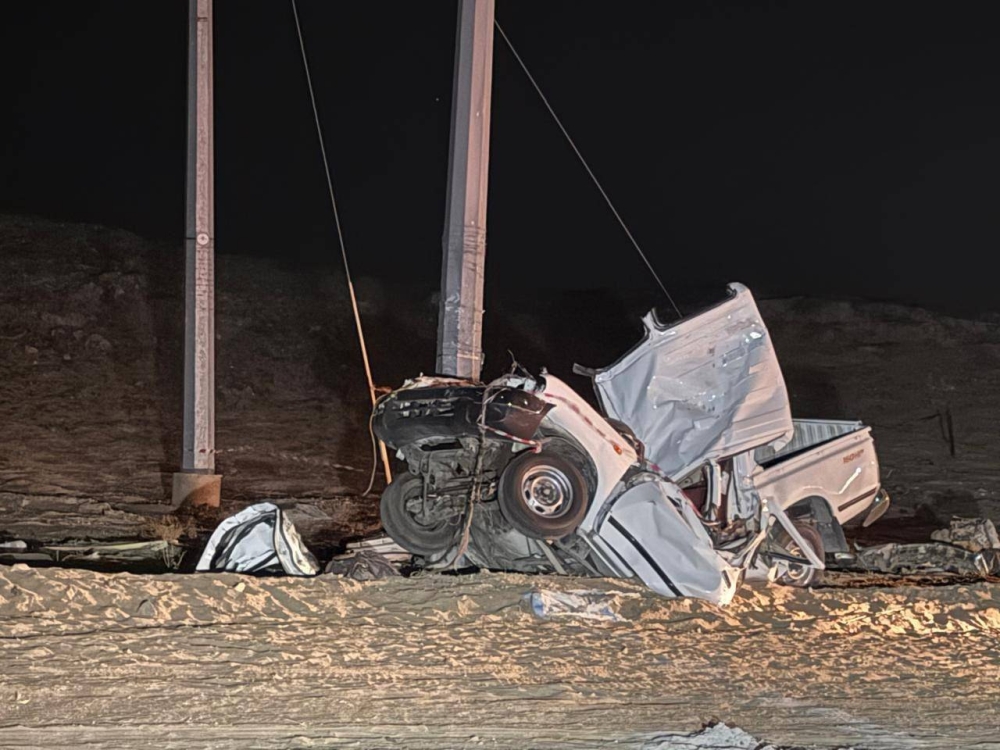 بيشة: اصطدام مركبة بعمود كهرباء يصيب شابين ويقطع التيار عن مئات المشتركين