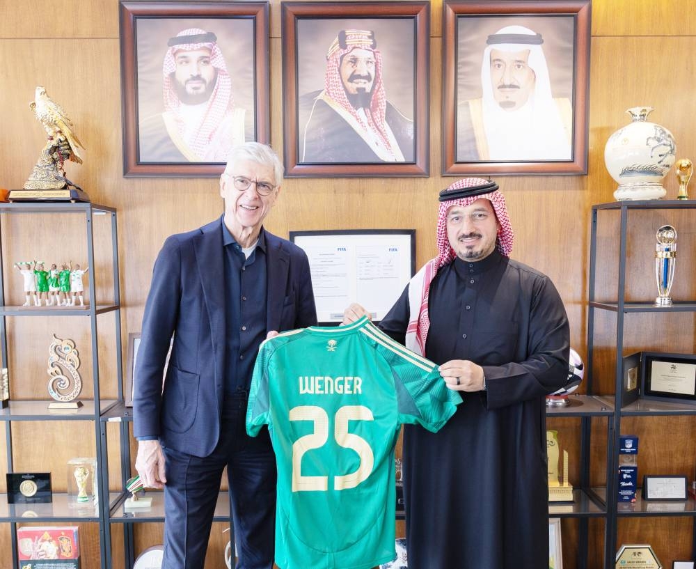 «أرسين فينغر» يطلع على استراتيجية المنتخبات والإدارة الفنية