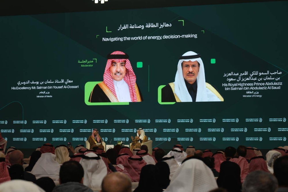 أمير الطاقة يتحدى وزير الإعلام.. والدوسري يخلع عباءة المنصب!