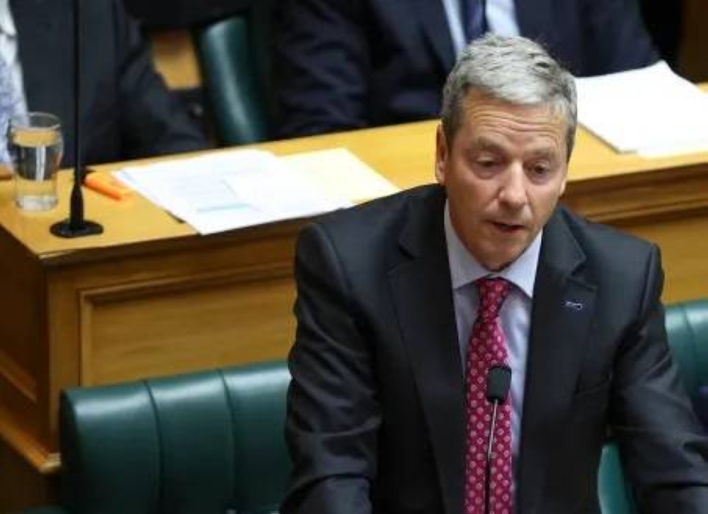 لمسة ذراع موظف تجبر وزيراً نيوزيلندياً على الاستقالة!