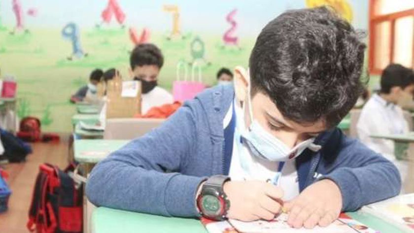 توزيع منهج ديسكفري لطلاب الصفوف الأول والثاني والثالث الابتدائي (صور)