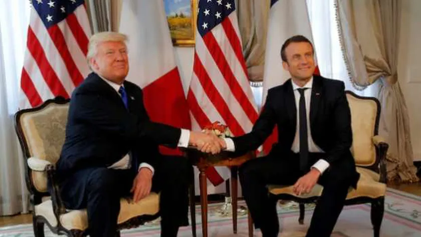 3 مصافحات غير مريحة بين ترامب وماكرون سجلتها الكاميرات (فيديو)