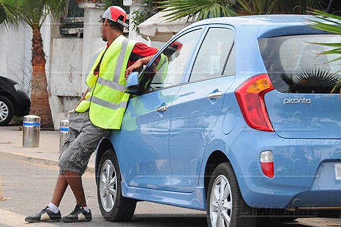 لجنة خاصة بجماعة الدار البيضاء بهدف تحيين دفتر تحملات ركن السيارات بعد وقف رخص الحراس