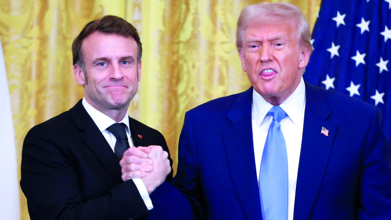 المصافحة المطولة وقبضة اليد القوية تُميزان لقاءات ماكرون وترامب