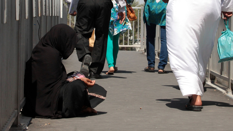 متسولون يستجدون محسنين بأساليب خادعة في رمضان
