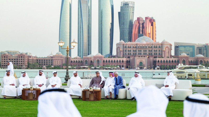 منصور بن زايد يشارك أعضاء السلك القضائي مأدبة الإفطار الرمضاني
