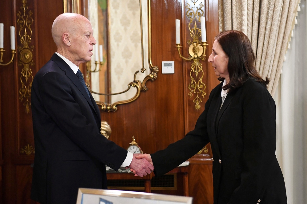 الرئيس التونسي يقيل كمال المدّوري ويعين سارة الزعفراني رئيسة للوزراء