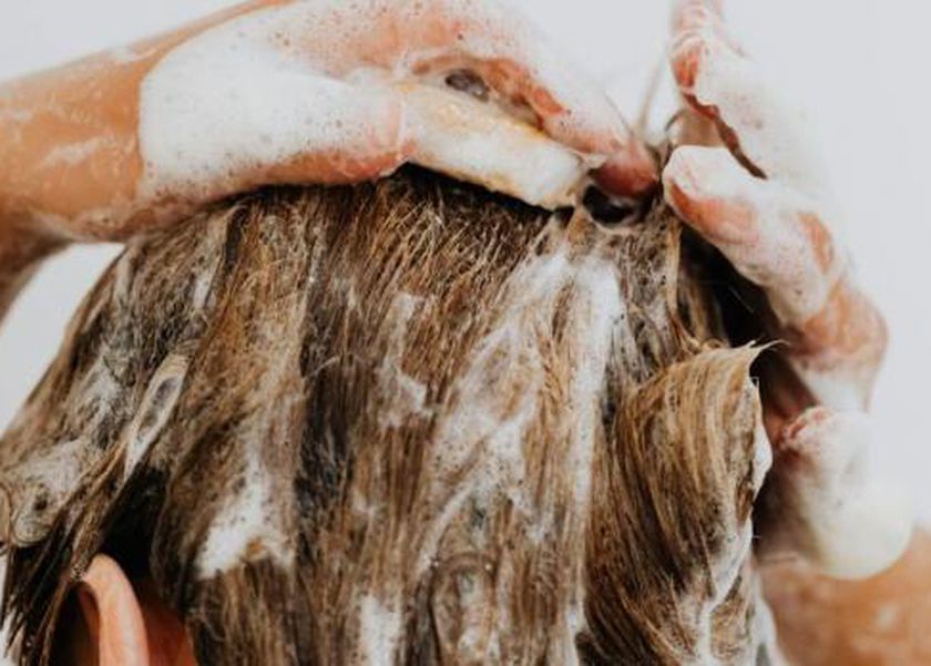 هل يجب غسل الشعر كل يوم؟.. نصائح لتحديد الروتين المناسب