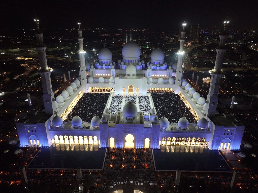 105 آلاف مصلٍ أحيوا ليلة 27 رمضان في جامع الشيخ زايد الكبير بأبوظبي